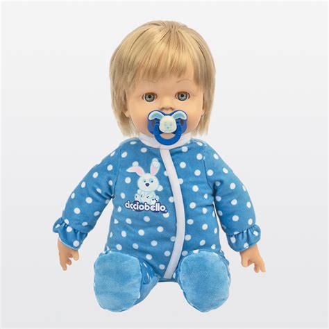 Bambino che prepara pane con stampino a orsetto Cicciobello