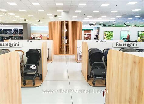 Interno del negozio Secondamanina Modena con passeggini in esposizione