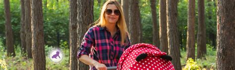 Accessori essenziali per la passeggiata primaverile con neonato