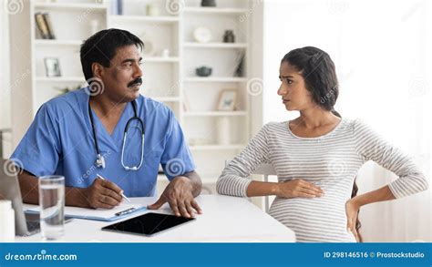 Donna incinta preoccupata che telefona al medico