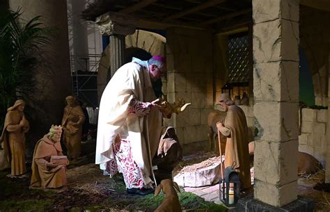 Padre che accudisce il neonato di notte