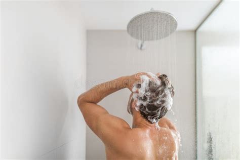 Bambino di 8 anni che si lava i capelli sotto la doccia