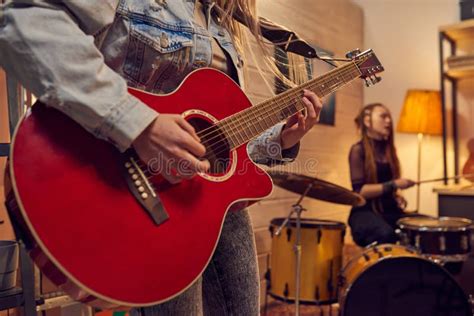 Chitarrista che suona una chitarra acustica in uno studio di registrazione
