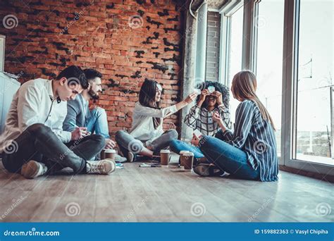Giovani amici in cerchio che si confrontano