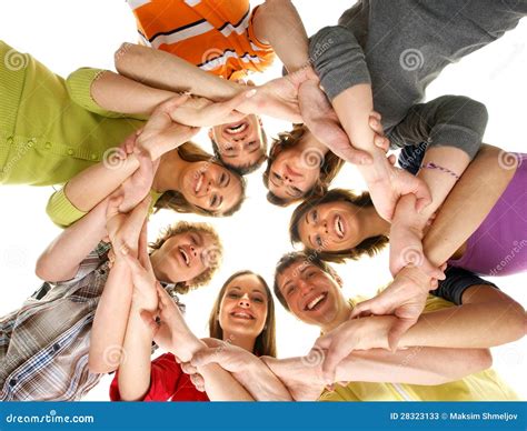 Un gruppo di adolescenti al diploma