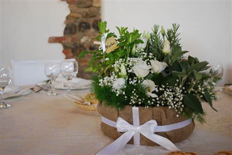 Tavola allestita per una Prima Comunione con elementi naturali e fiori
