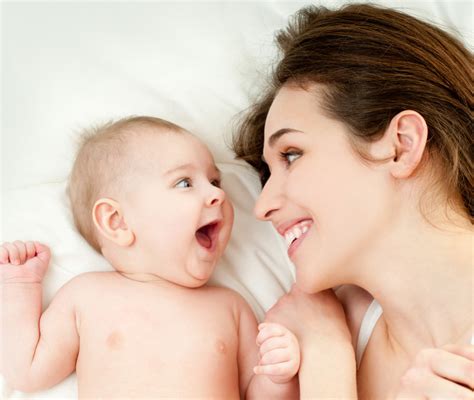 neo-mamma che osserva il neonato con espressione pensierosa