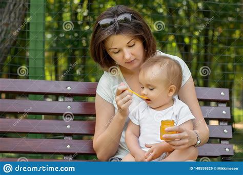 Mamma che alimenta il bambino con il Baby Cup