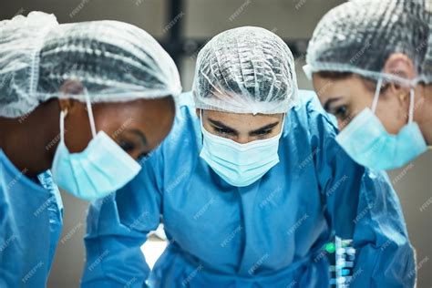 Medici e infermieri che collaborano in sala operatoria