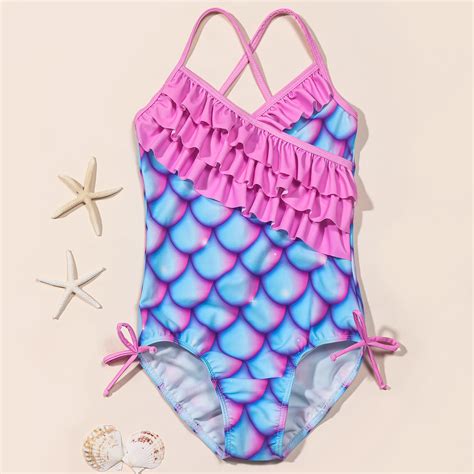 Bambino di 6 mesi con costume da bagno in spiaggia