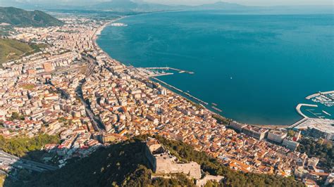 Panorama panoramico della città di Salerno con i suoi quartieri storici