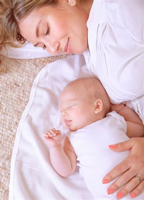 neonato che dorme tranquillo vicino alla mamma