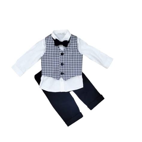 bambino in un completo elegante