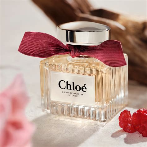 Chloe in attesa, pensierosa