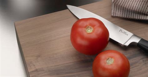 confronto visivo tra componenti in legno e plastica per cucine gioco