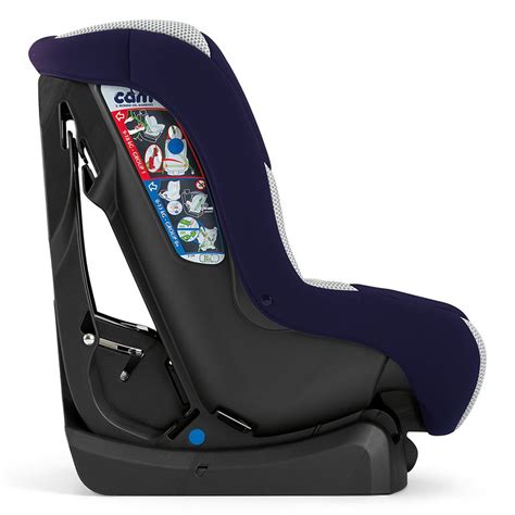 Bambino seduto su seggiolino Cam Smarty a tavola