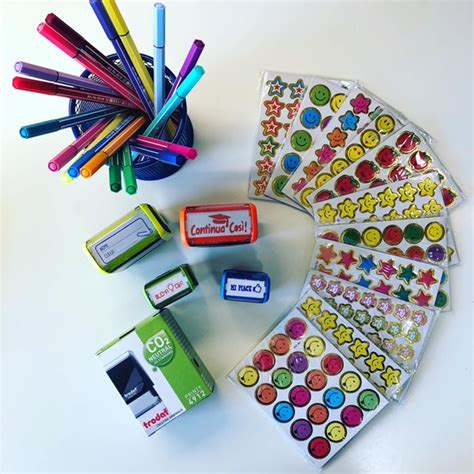 set di strumenti creativi che includono carta, colori, timbri e disegni da colorare