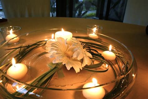 Immagine: Composizione di fiori, candele e messaggi lasciati sul frangiflutti in memoria di Carlo