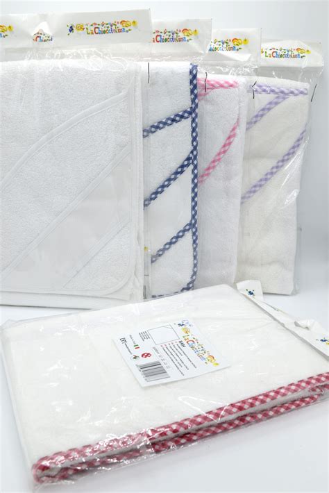 Differenti tessuti per accappatoio neonato: cotone, microfibra, bambù