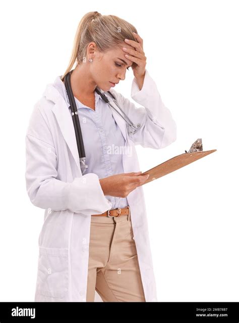 Donna che legge informazioni mediche