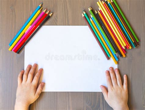 bambini che colorano insieme su un tavolo con matite colorate