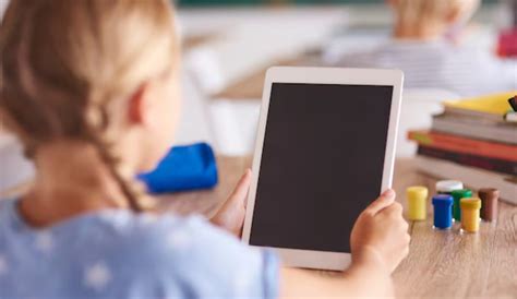 Bambini che usano un tablet per il karaoke online