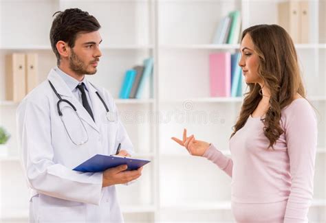 Dottore che parla con una donna incinta