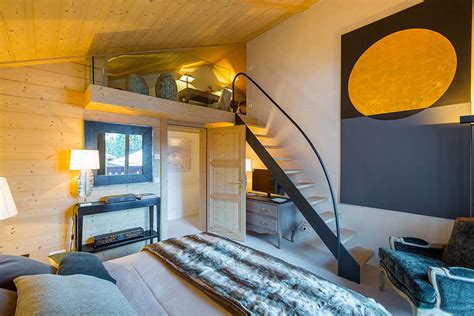 Camera da letto con letto a soppalco e zona studio sottostante