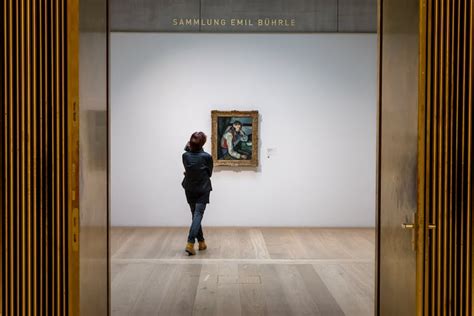 Donna che osserva un calendario