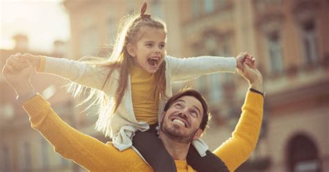 genitore che sorride interagendo con il proprio bambino