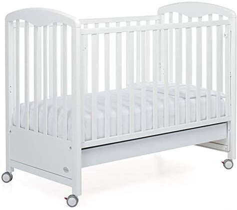 Un lettino a sbarre sicuro e accogliente per un bambino