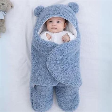 Bambino avvolto in una copertina calda e morbida