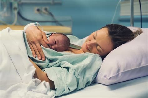 Donna che abbraccia il neonato dopo il parto