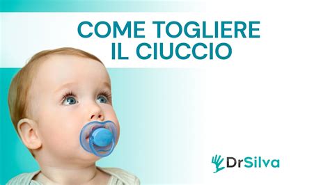Bambino che usa il ciuccio correttamente