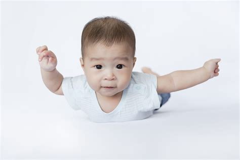 immagine che mostra il bambino in posizione di tummy time sul fasciatoio con stimoli visivi in bianco e nero
