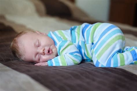 Un bambino piccolo che dorme serenamente con un ciuccio