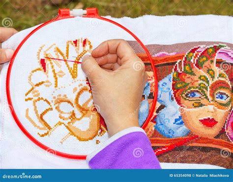 Donne che ricamano a punto croce in un circolo