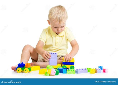 bambino che gioca con costruzioni magnetiche