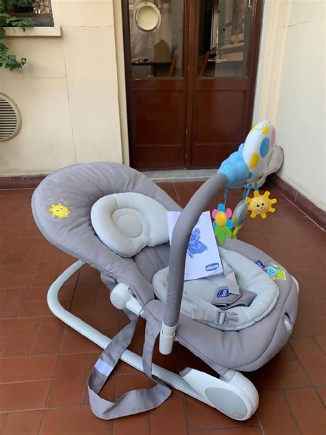 Bambino sorridente nella sdraietta Chicco Balloon