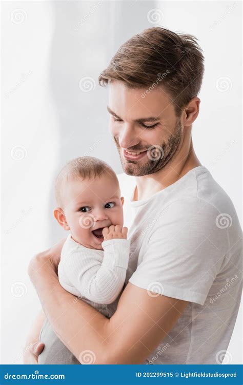 Padre che tiene in braccio un bambino