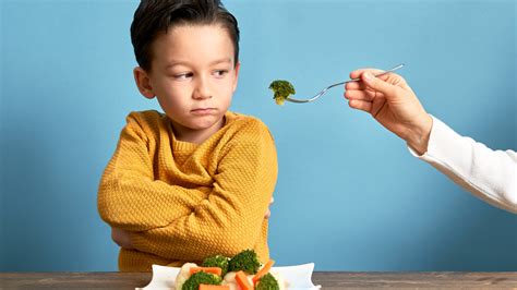 Bambino che osserva il cibo preparato per i genitori