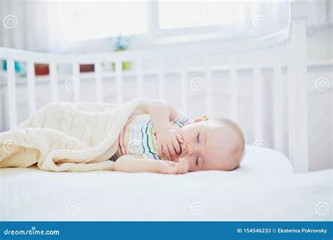 Bambino che dorme in una culla sicura