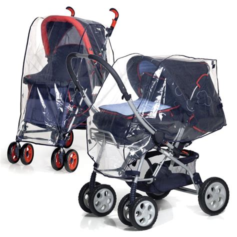 Bambino felice in un passeggino protetto dalla pioggia