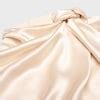 Un lenzuolino di seta color crema drappeggiato