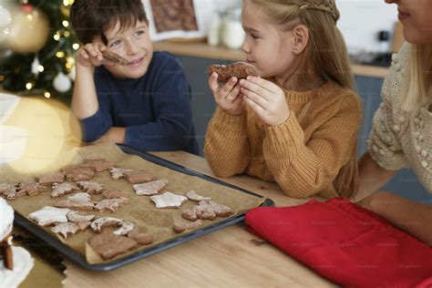 bambini che assaggiano i prodotti del raccolto