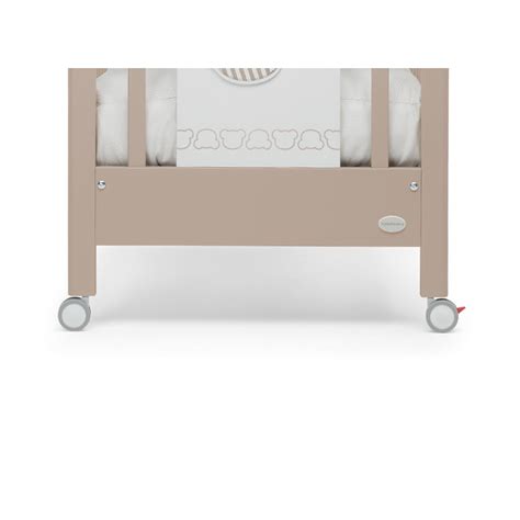 Dettaglio sistema frenante e ruote antigraffio su fasciatoio