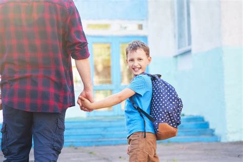 Famiglia felice che accompagna il bambino a scuola