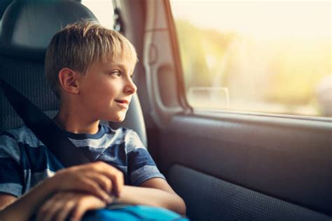 Bambino sorridente sul seggiolino auto in viaggio
