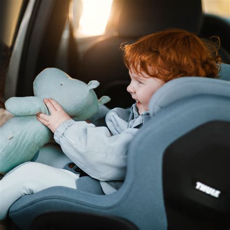 Bambino in seggiolino auto reclinato durante il sonno