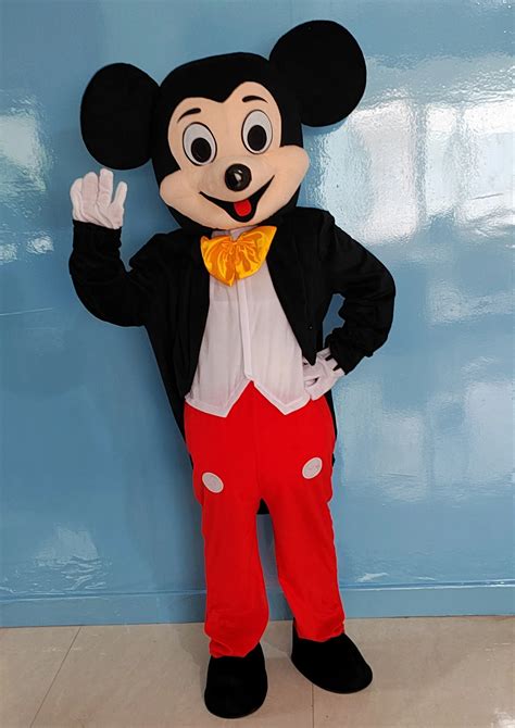 Bambino vestito da Topolino Disney